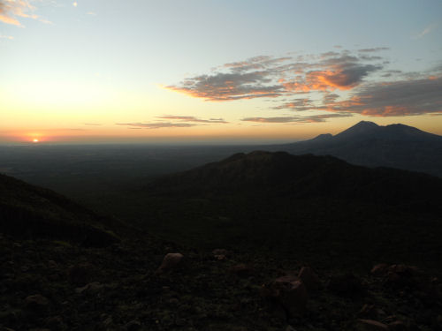 Sonnen-Untergang auf dem Vulkan Telica mit Blick auf den Vulkan San Christóbal