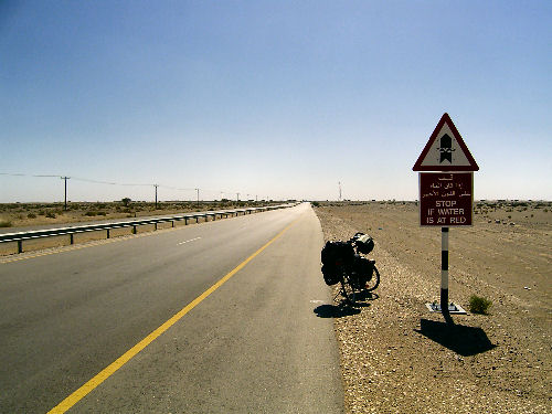 Straße Grenze - Ibri mit Wadi-Warnung