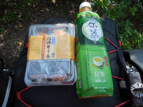 Mein Mittagessen: Sushi-Box mit schön herbem Tee